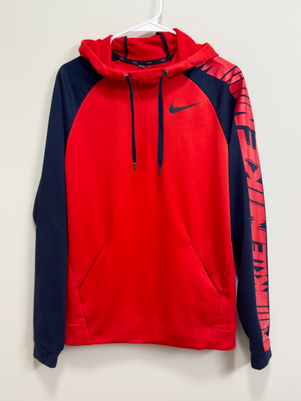 Nike Men's Therma Dri-FIT GFX 3 Graphic Pullover Training Hoodie in Red & Navy